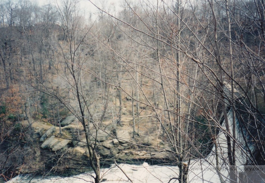 Looking across the river towards the Cuyahoga Falls side (Mary Campbell Cave/Old Maid's Kitchen). To the right is the dam.